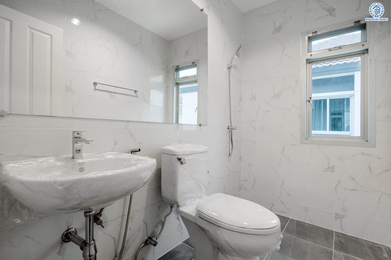 บ้านมือสองตกแต่งใหม่ โครงการ ไลฟ์ บางกอก บูเลอวาร์ด ปิ่นเกล้า-เพชรเกษม เนื้อที่กว้างกว่า 52.5 ตร.ว ฟังก์ชัน 3 ห้องนอน 3 ห้องน้ำ 2 ที่จอดรถ บนทำเลติดถนนพุทธมณฑลสาย4 ตอบโจทย์กับทุกครอบครัว ใกล้แหล่งช้อปปิ้ง "เซ็นทรัล ศาลายา" รถไฟฟ้าสายสีน้ำเงิน "สถานีหลักสอง" และจุดขึ้นทางด่วน "ศรีรัช"